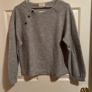 Cropped gray sweater 3 button detail